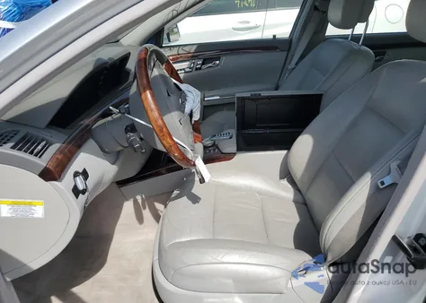 2011 Mercedes-Benz S 550 z USA, uszkodzony, nr VIN WDDNG7BB1BA408003